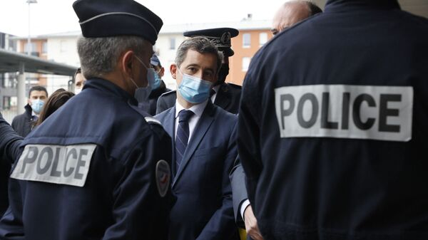 Le ministre de l'Intérieur Gérald Darmanin entouré de policiers à Beauvais, mars 2021 - Sputnik Afrique