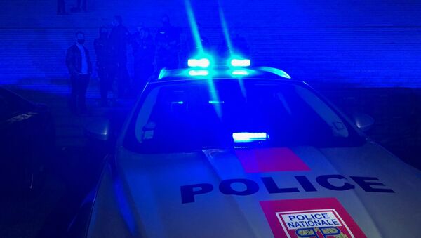 Une voiture de police lors d'une manifestation nocturne. Image d'imllustration - Sputnik Afrique
