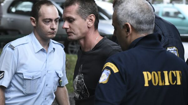 Alexandre Vinnik (au centre) escorté par des agents de police grecs (archive photo) - Sputnik Afrique