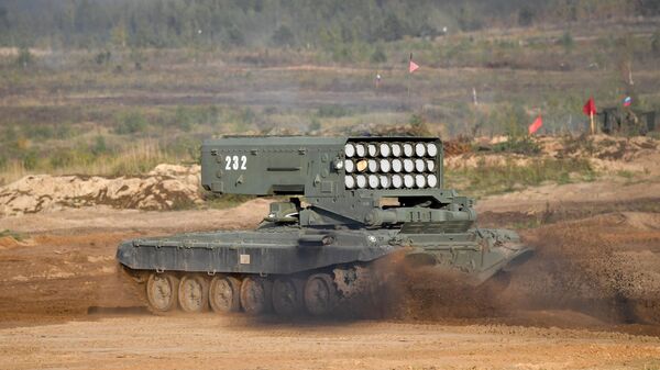 Un lance-roquettes multiples Solntsepek doté de munitions thermobariques (archives photo) - Sputnik Afrique