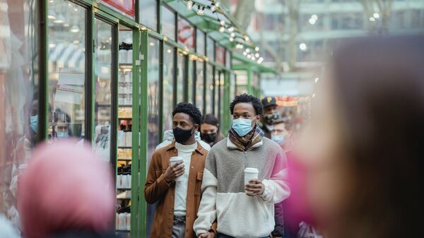 Des individus en masques de protection sur la rue, image d'illustration - Sputnik Afrique