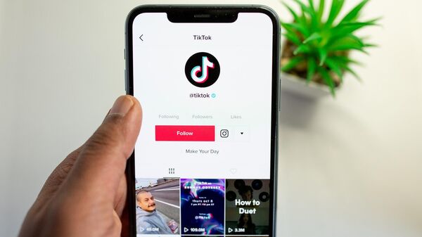 TikTok permet d’enregistrer et de partager de courtes vidéos. Les utilisateurs peuvent se filmer en train de danser, de chanter en play-back… Aux débuts de cette plate-forme, les clips devaient faire moins d’une minute. Depuis juillet 2021, la limitation de durée a été étendue à trois minutes. - Sputnik Afrique