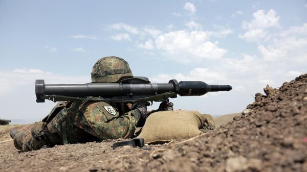 Un soldat avec un lance-roquettes allemand Panzerfaust 3 - Sputnik Afrique