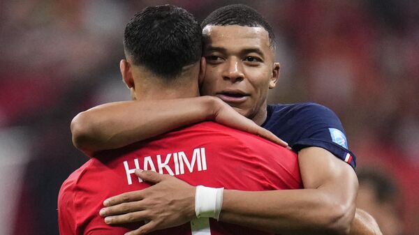 Kylian Mbappé et Achraf Hakimi après le match France-Maroc au Qatar, le 14 décembre 2022 - Sputnik Afrique