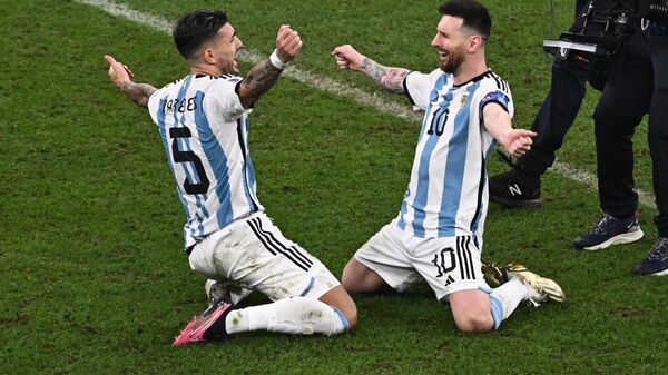 Lionel Messi et Leandro Paredes célèbrent la victoire de la sélection argentine contre la France en finale du Mondial 2022 au Qatar. - Sputnik Afrique