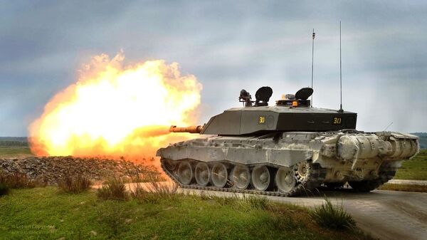 Challenger 2 tank live firing during exercise - Sputnik Africa