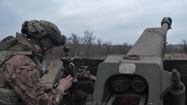 A Ukrainian serviceman prepares a D-30 howitzer to fire toward Russian positions near Artemovsk, eastern Ukraine, on March 21, 2023 - Sputnik Africa