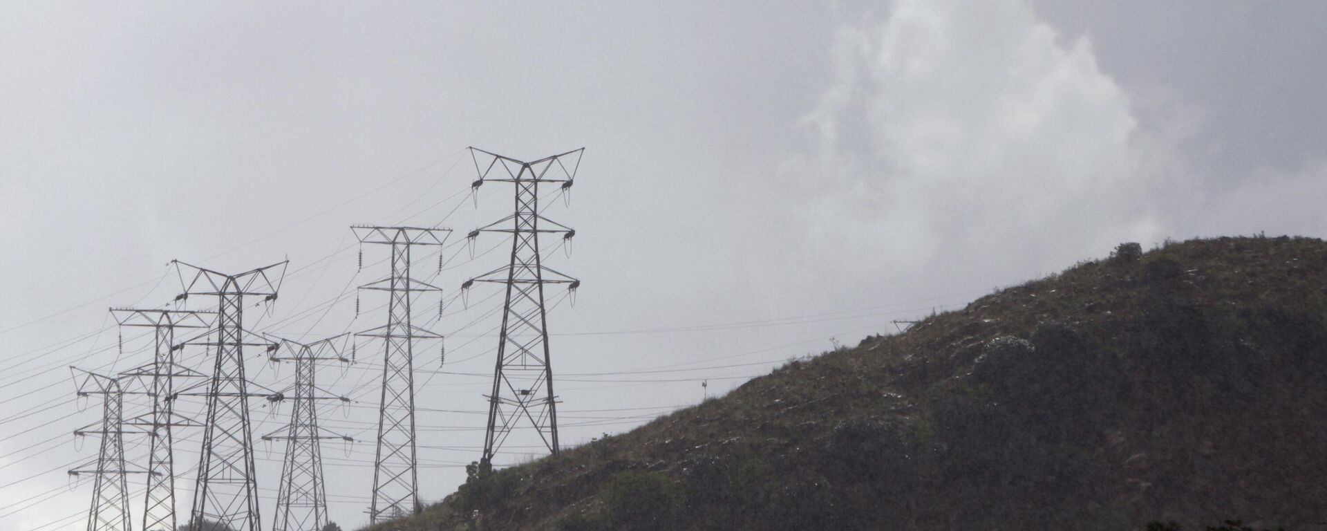 Eskom's electricity pylons snake across a hill in a Johannesburg suburb, Thursday, Nov. 24. 2011. - Sputnik Africa, 1920, 22.08.2024