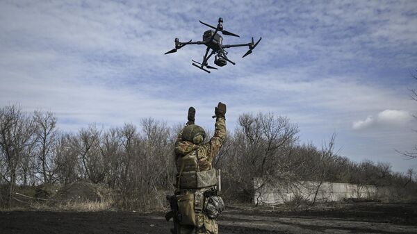 A Ukrainian serviceman flies a drone to spot Russian positions near the Ukrainian city of Artemovsk on March 5, 2023 - Sputnik Africa