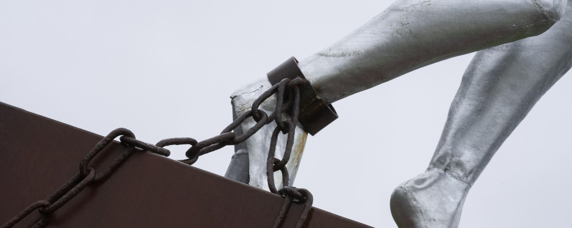 Clave, Monument for Slavery, by Alex da Silva, is seen in Rotterdam, Netherlands, Monday, Dec. 19, 2022 - Sputnik Africa, 1920, 26.05.2023