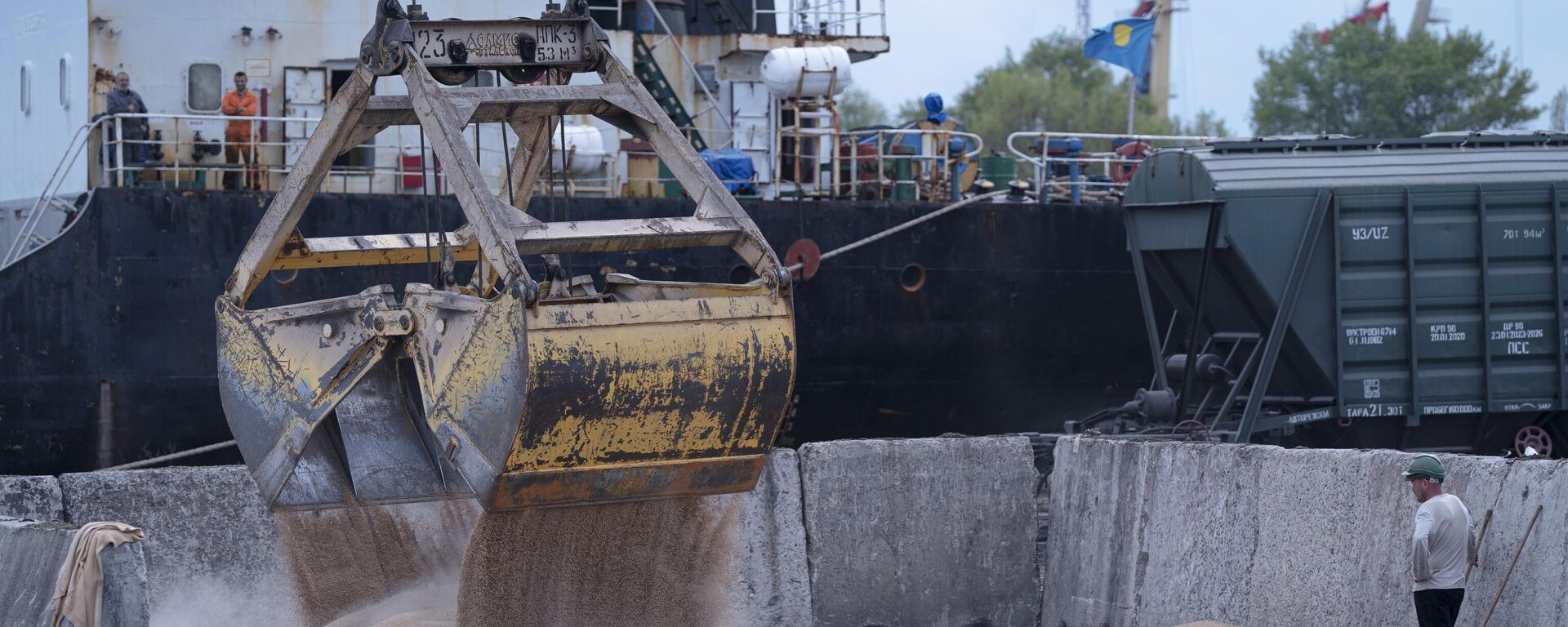 Workers load grain at a grain port in Izmail, Ukraine, on April 26, 2023. The United Nations is racing to extend a deal that has allowed for shipments of Ukrainian grain through the Black Sea to parts of the world struggling with hunger. - Sputnik Africa, 1920, 15.07.2023