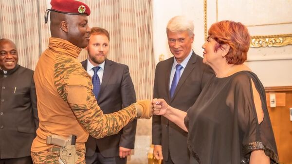 Transitional President of the Burkina Faso, Ibrahim Traore and President of BRICS International Alliance of Strategic Projects, Larissa Zelentsova. - Sputnik Africa