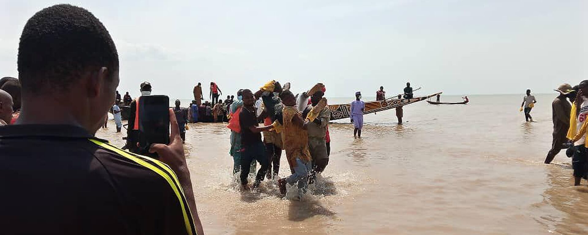 In this photo released by National Emergency Management Agency, rescued workers carry a victim of a boat accident in wara Kebbi , Nigeria, Thursday, May 27, 2021. - Sputnik Africa, 1920, 02.10.2024