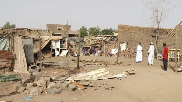 People check the rubble of their destroyed home after strikes at Allamat district in Khartoum, Sudan, Thursday, June 1, 2023. The White House says it's imposing sanctions against key defense companies and people who “perpetuate violence” in Sudan as the warring sides fail to abide by a cease-fire agreement in the northeastern African nation.  - Sputnik Africa