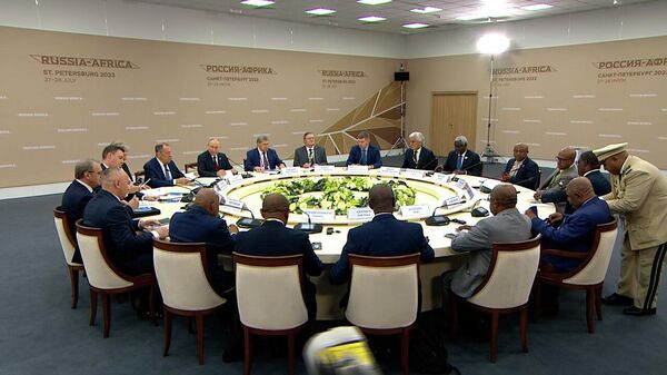 Vladimir Putin holds a trilateral meeting with the Chairman of the African Union, the President of the Union of the Comoros, Azali Assoumani, and the Chairman of the African Union Commission, Moussa Faki Mahamat. - Sputnik Africa