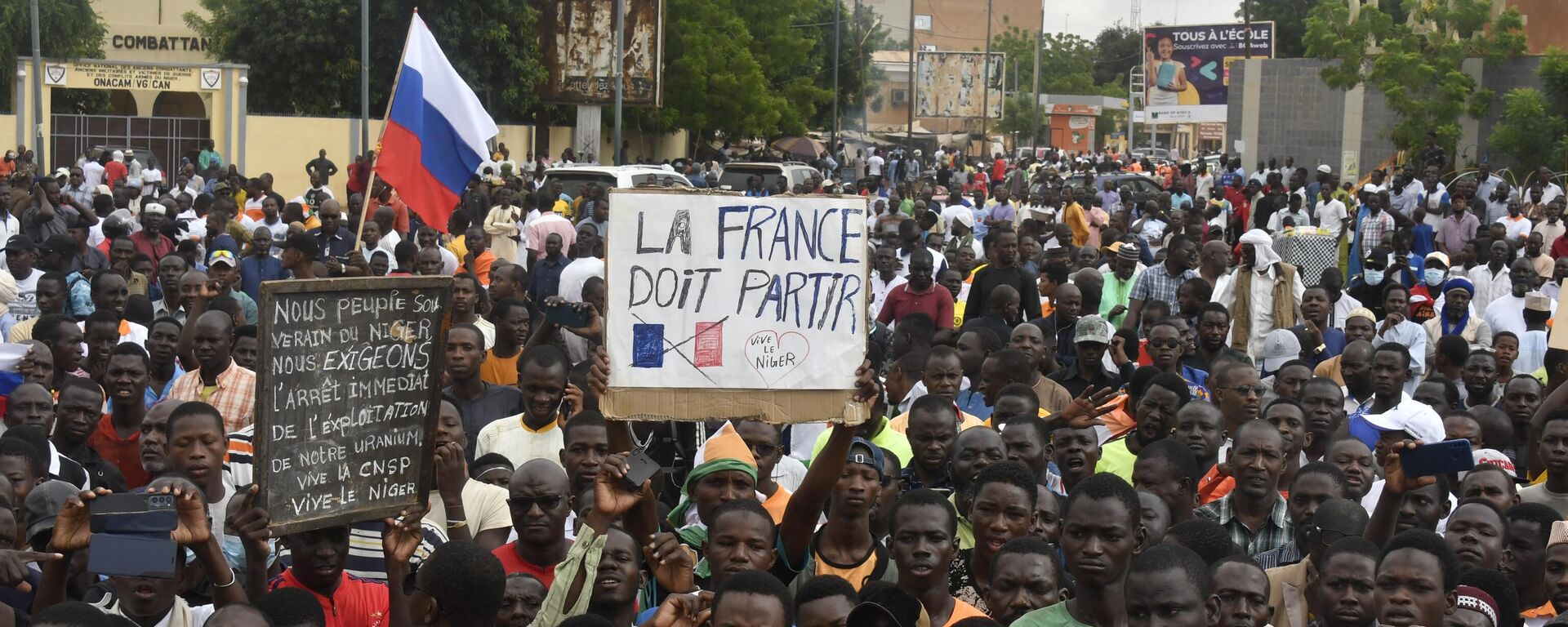 Protesters hold an anti-France placard during a demonstration on independence day in Niamey on August 3, 2023. Security concerns built on August 3, 2023 ahead of planned protests in coup-hit Niger, with France demanding safety guarantees for foreign embassies as some Western nations reduced their diplomatic presence. - Sputnik Africa, 1920, 17.08.2023