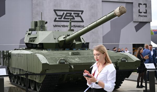 A female visitor to the Army 2023 event strolls past a T-14 Armata Tank. A female visitor to the Army 2023 event strolls past a T-14 Armata Tank. - Sputnik Africa