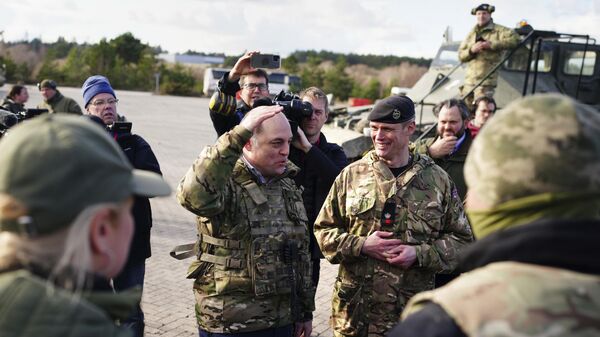 Britain's Defence Secretary Ben Wallace, center left, visits Bovington Camp, a British Army military base where Ukrainian soldiers are training on Challenger 2 tanks - Sputnik Africa