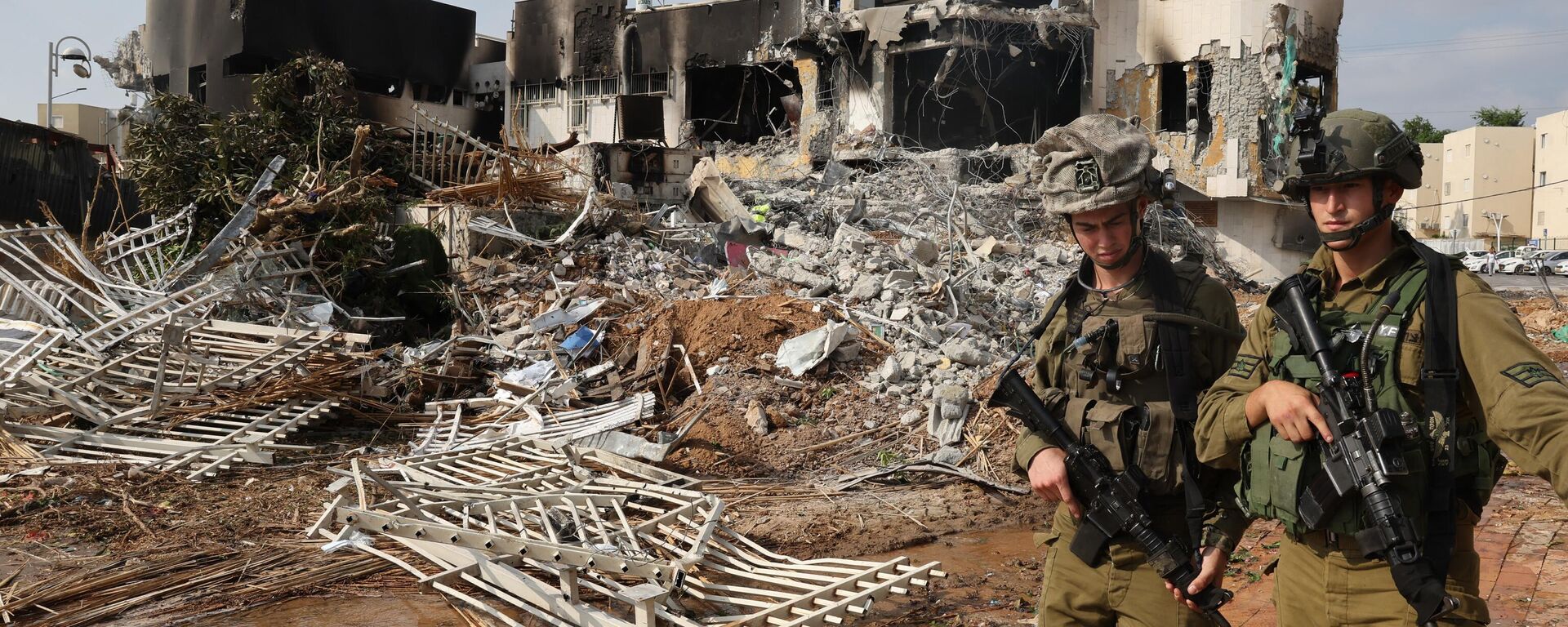 Soldiers walk in front of an Israeli police station that was damaged during battles to dislodge Hamas militants who were stationed inside, on October 8, 2023.  - Sputnik Africa, 1920, 17.10.2023