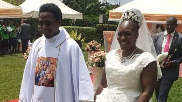 Kenyan Reverend Father Edwin Gathang'i Waiguru, ordained with the main Catholic Church, got married to his long-term friend Margaret Wanjira Githui after defecting to a Roman Catholic splinter group known as the Catholic Charismatic church - Sputnik Africa