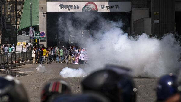 Police fire tear gas shells to disperse Bangladeshi garment factory workers who were blocking traffic demanding better wages at Dhaka-Mirpur area in Bangladesh, Thursday, Nov.2, 2023. - Sputnik Africa