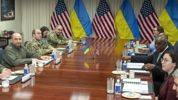 Defense Secretary Lloyd Austin, right, meets with Ukraine's Defense Minister Rustem Umerov, left, at the Pentagon on Wednesday, Dec. 6, 2023, in Washington.  - Sputnik Africa