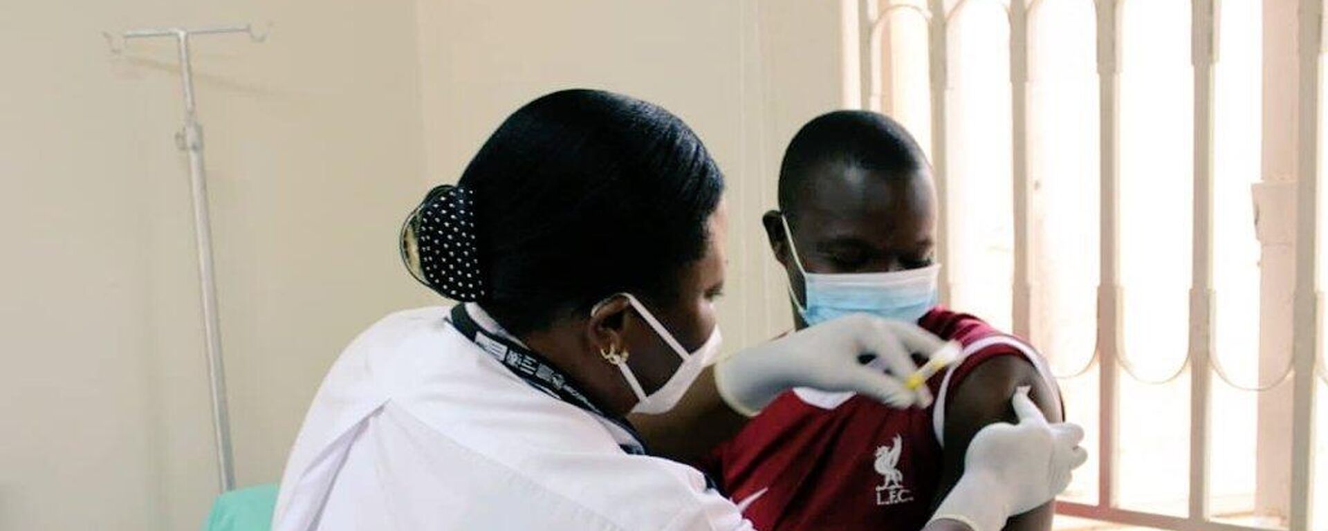 The first PrEPVacc volunteer participant receives an injection at the Masaka site of the MRC/UVRI and LSHTM Uganda Research Unit, on Tuesday 15 December 2020. - Sputnik Africa, 1920, 29.01.2024