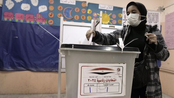 A woman casts her vote for the presidential elections at a polling station, in Cairo, Egypt, Sunday, Dec. 10, 2023.  - Sputnik Africa