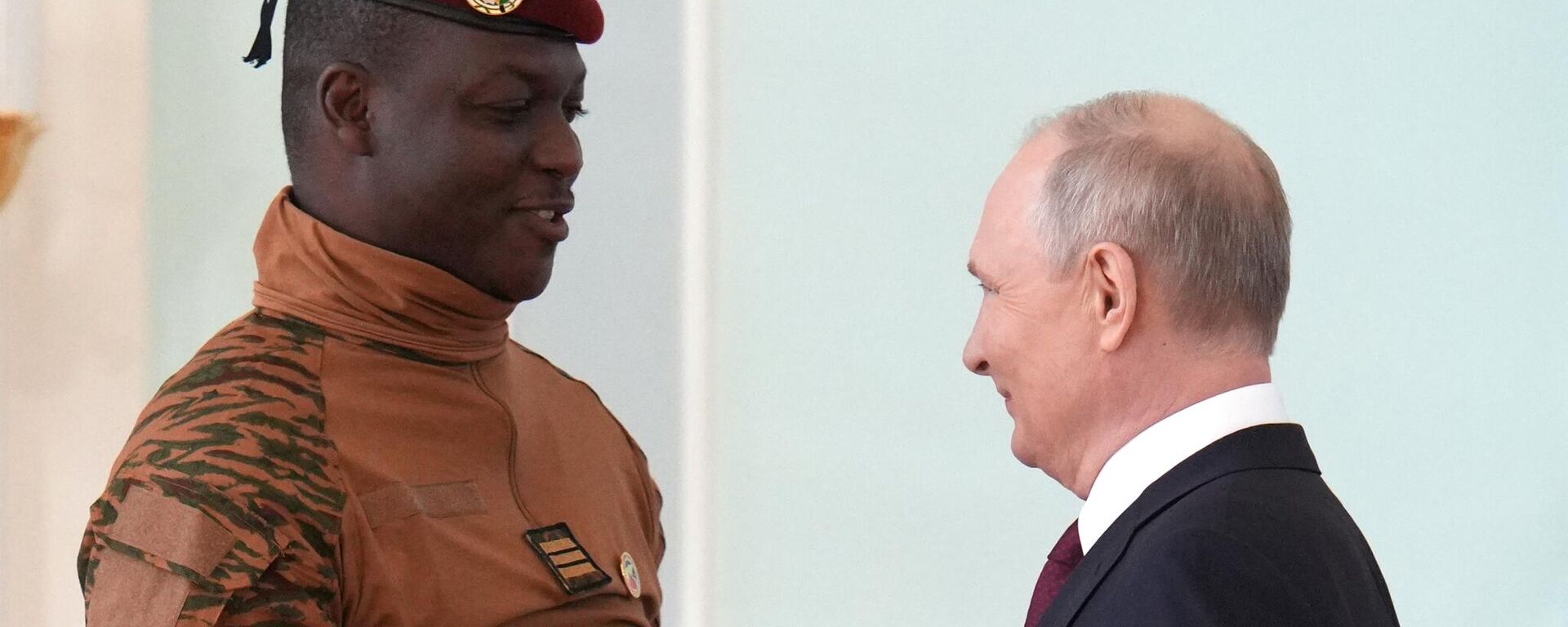 Russian President Vladimir Putin greets Interim President of Burkina Faso Captain Ibrahim Traore before a meeting at the Constantine (Konstantinovsky) Palace in Strelna near St. Petersburg, Russia, on Saturday, July 29, 2023. - Sputnik Africa, 1920, 28.12.2023