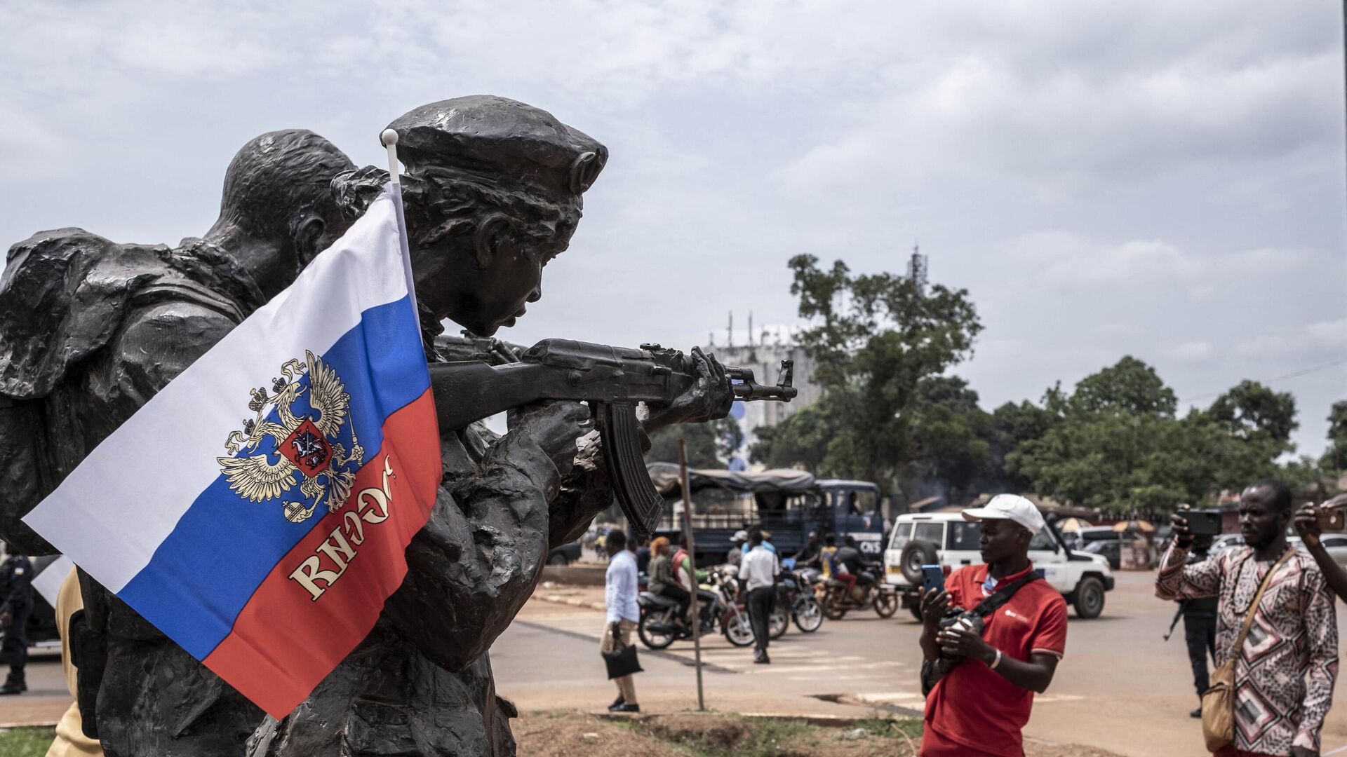 A Russian flag with the emblem of Russia on hang on the monument of the Russian instructors in Bangui, on March 22, 2023 during a march in support of Russia and China's presence in the Central African Republic. A Russian flag with the emblem of Russia on hang on the monument of the Russian instructors in Bangui, on March 22, 2023 during a march in support of Russia and China's presence in the Central African Republic. - Sputnik Africa, 1920, 01.01.2024