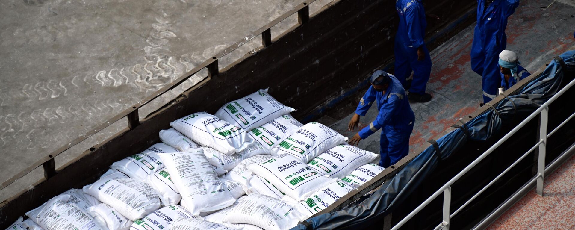 Russia's Uralchem Group, a leading global producer of mineral fertilizers, commences the unloading of a substantial humanitarian cargo, comprising 34,000 tonnes of potash, at Nigeria’s port of Onne on Wednesday, January 31, 2024. - Sputnik Africa, 1920, 27.06.2024