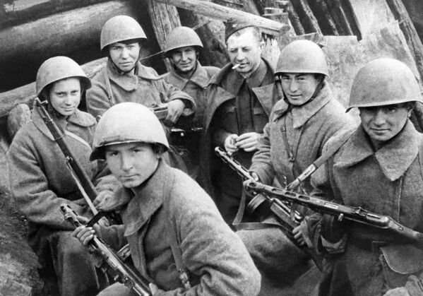 Alexander Rodimtsev, Major General, Hero of the Soviet Union (3rd on the right), commander of the 13th Guards Rifle Division, which particularly distinguished itself among the soldiers in the Battle of Stalingrad. - Sputnik Africa