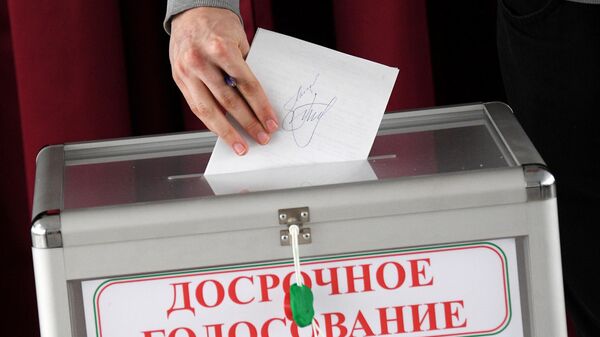 A voter casts his ballot during the early voting of the parliamentary and local elections at a polling station, in Minsk, Belarus.  - Sputnik Africa