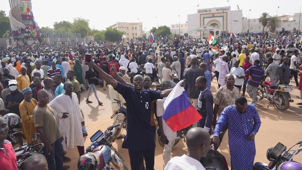 Des Nigériens, certains brandissant des drapeaux russes à Niamey - Sputnik Afrique