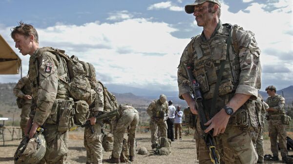 Soldiers that are part of a training battle group comprising 1 Rifles, 1 Yorks and 1 Irish Guards battalions prepare to take a break following a British Army Training Unit in Kenya (BATUK) training excercise at the Loldaiga conservancy in Laikipia, on the foot of Mount Kenya - Sputnik Africa