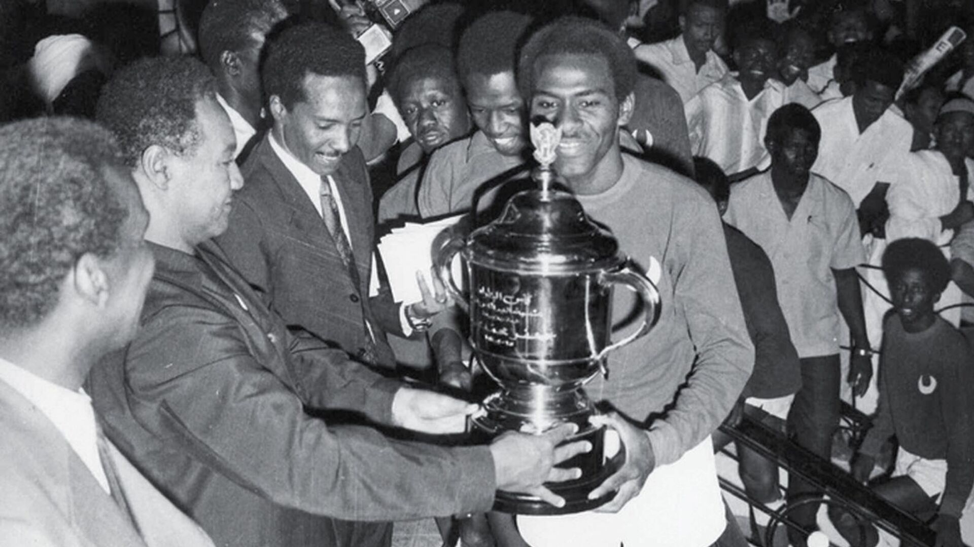 Sudan's all-time leading goal scorer Haydar Hassan Ali Al-Sidig, better known as Ali Gagarin, receives the Cup of Sudan from former Sudanese President General Gaafar Nimeiry on February 16, 1970. (Photo: Sudanese Online) Sudan's all-time leading goal scorer Haydar Hassan Ali Al-Sidig, better known as Ali Gagarin, receives the Cup of Sudan from former Sudanese President General Gaafar Nimeiry on February 16, 1970. (Photo: Sudanese Online) - Sputnik Africa, 1920, 28.04.2024