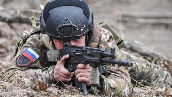 A Russian soldier undertaking special training at a landfill around Zaporozhye  - Sputnik Africa
