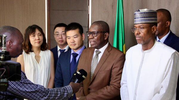 Signature de l'accord sur le projet de lithium de Goulamina et la mine de Morila entre l'Etat du Mali,GANFENG LITHIUM CO, LEO LITHIUM ET FIREFINCH - Sputnik Afrique
