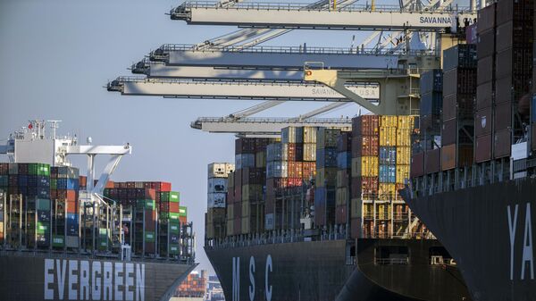 Container ship Ever Far, left, sails down river past the Georgia Ports Authority's Port of Savannah, Wednesday, Sept. 29, 2021, in Savannah, Ga. - Sputnik Africa