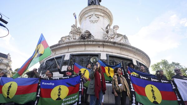 Des manifestants avec des drapeaux du Front de libération nationale kanak et socialiste - Sputnik Afrique