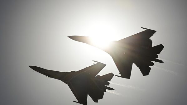 Russian Su-34 Bombers, Escorted by Su-35, Strike Ukrainian Command Post - Sputnik Africa