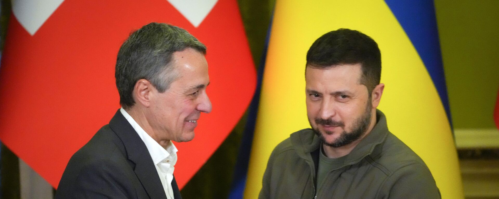 Ukrainian President Volodymyr Zelenskyy, right, shakes hands with Swiss President Ignazio Cassis in Kyev - Sputnik Africa, 1920, 16.06.2024