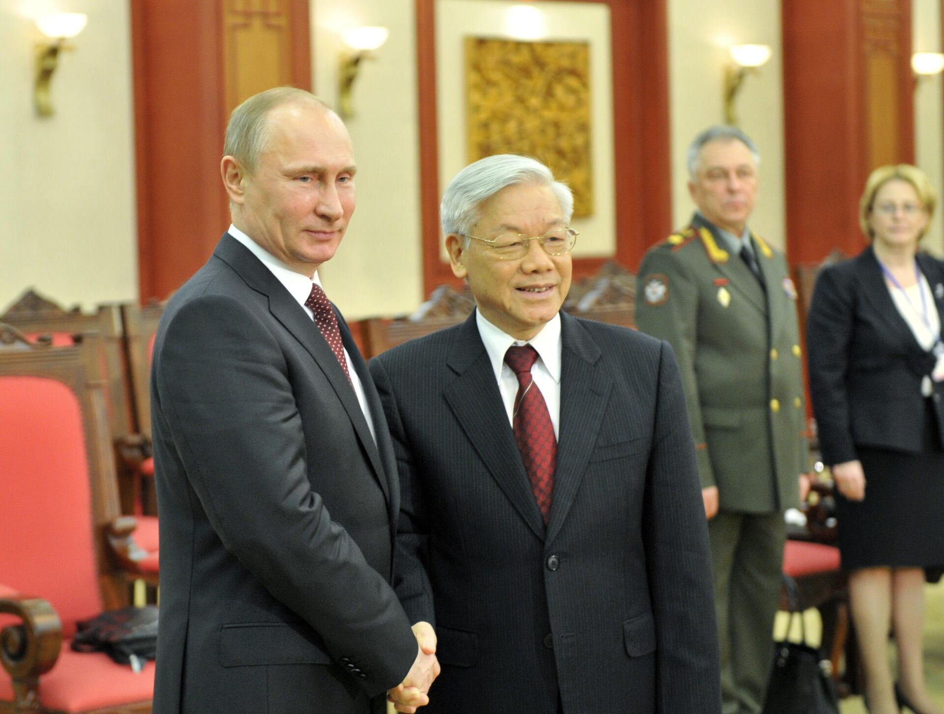 Russian President Vladimir Putin (left) and Vietnamese Communist Party Chief Nguyen Phu Trong meeting at the Vietnamese Communist Party's central office in Hanoi, November 12, 2013. Russian President Vladimir Putin (left) and Vietnamese Communist Party Chief Nguyen Phu Trong meeting at the Vietnamese Communist Party's central office in Hanoi, November 12, 2013. - Sputnik Africa, 1920, 18.06.2024