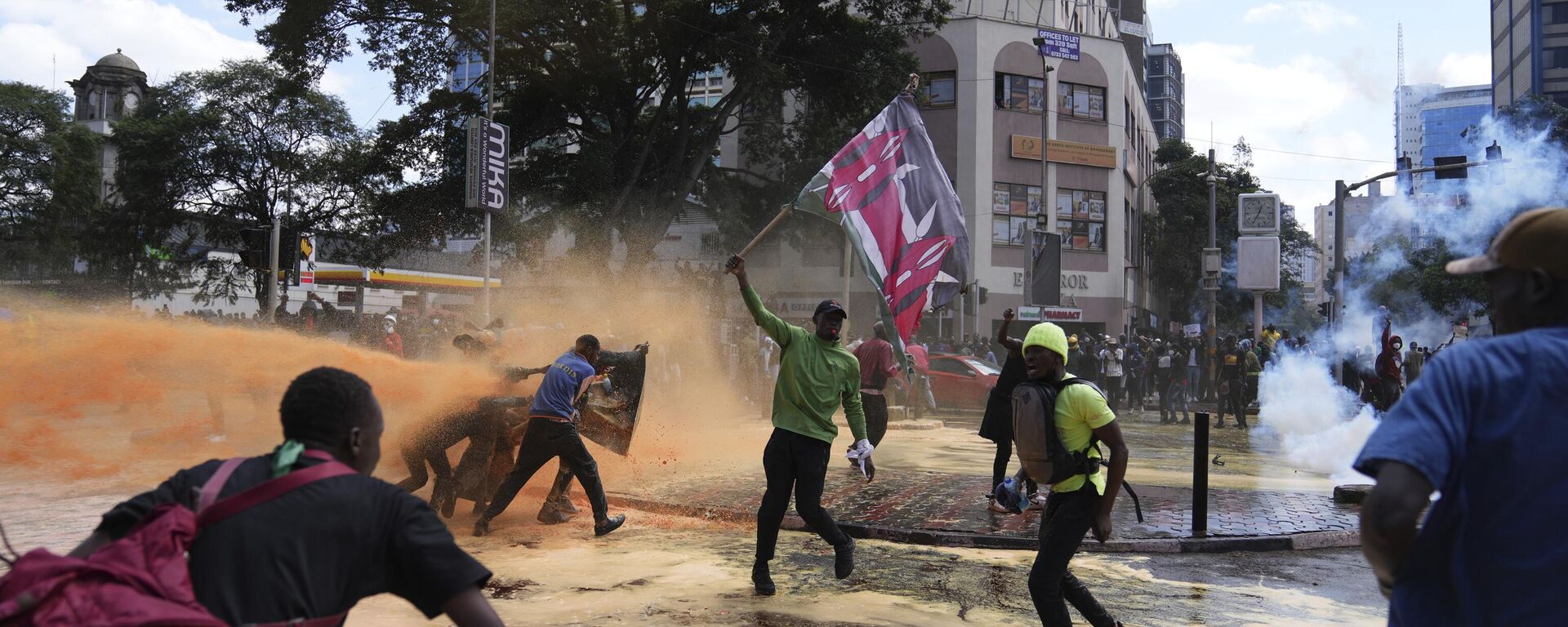 Protesters scatter as Kenya police spray water canon at them during a protest over proposed tax hikes in a finance bill in downtown Nairobi, Kenya Tuesday, June. 25, 2024. - Sputnik Africa, 1920, 03.07.2024