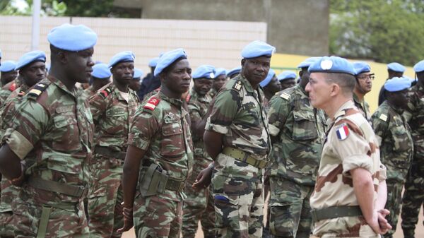 Un militaire français en face de soldats africains, Bamako, Mali - Sputnik Afrique
