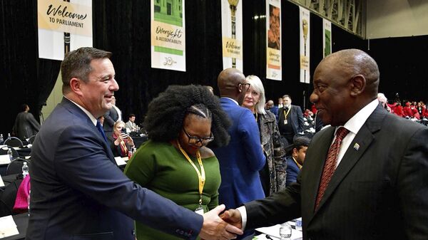 South African President Cyril Ramaphosa greets opposition Democratic Alliance (DA) leader John Steenhuisen - Sputnik Africa