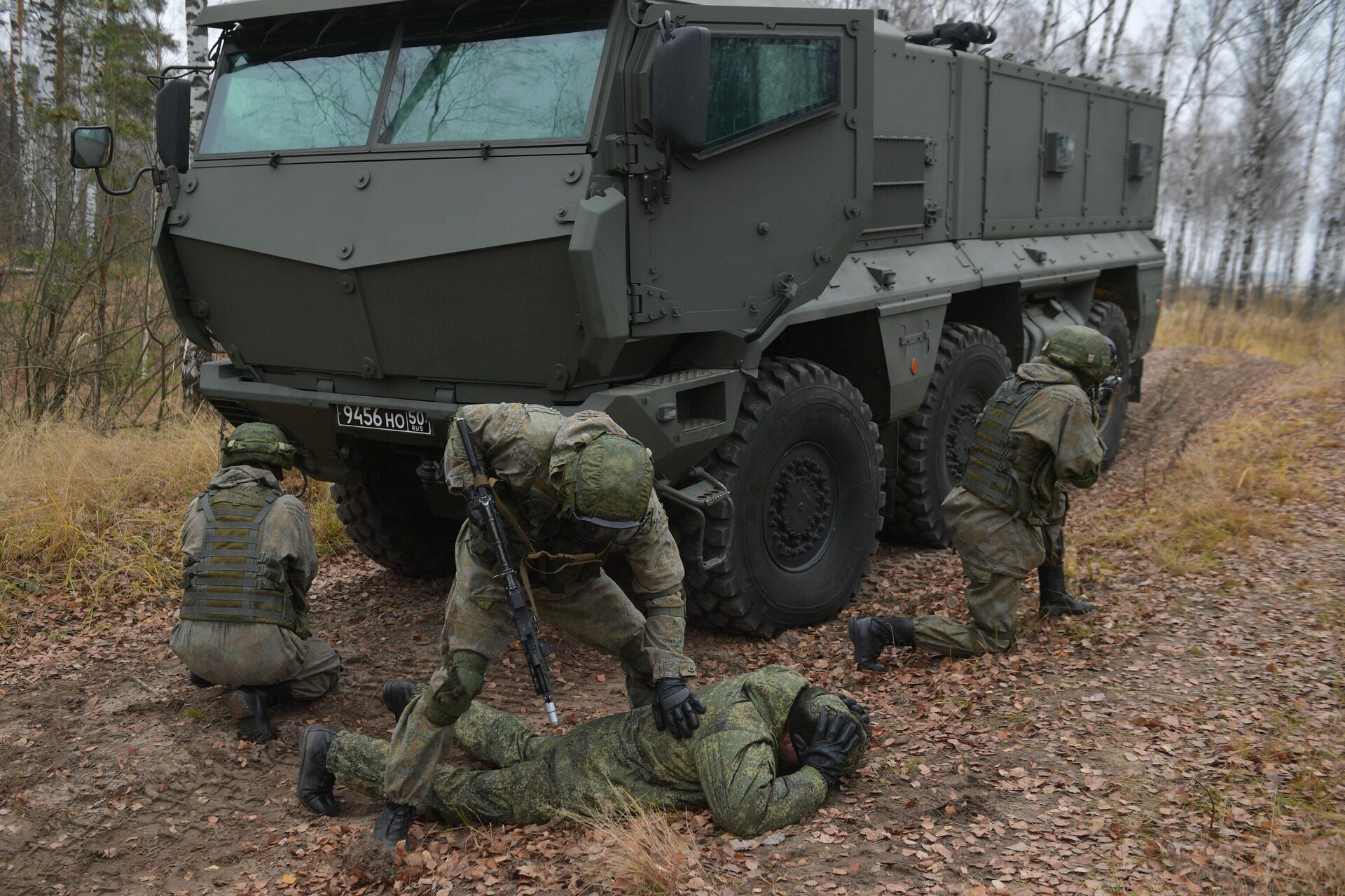 Servicemen of the reconnaissance units of the Western Military District during tactical and special exercises at the specialized training ground Sormovo in the Nizhny Novgorod region. In the photo - an armored vehicle with increased protection KamAZ-63968 Typhoon-K. Servicemen of the reconnaissance units of the Western Military District during tactical and special exercises at the specialized training ground Sormovo in the Nizhny Novgorod region. In the photo - an armored vehicle with increased protection KamAZ-63968 Typhoon-K. - Sputnik Africa, 1920, 31.08.2024