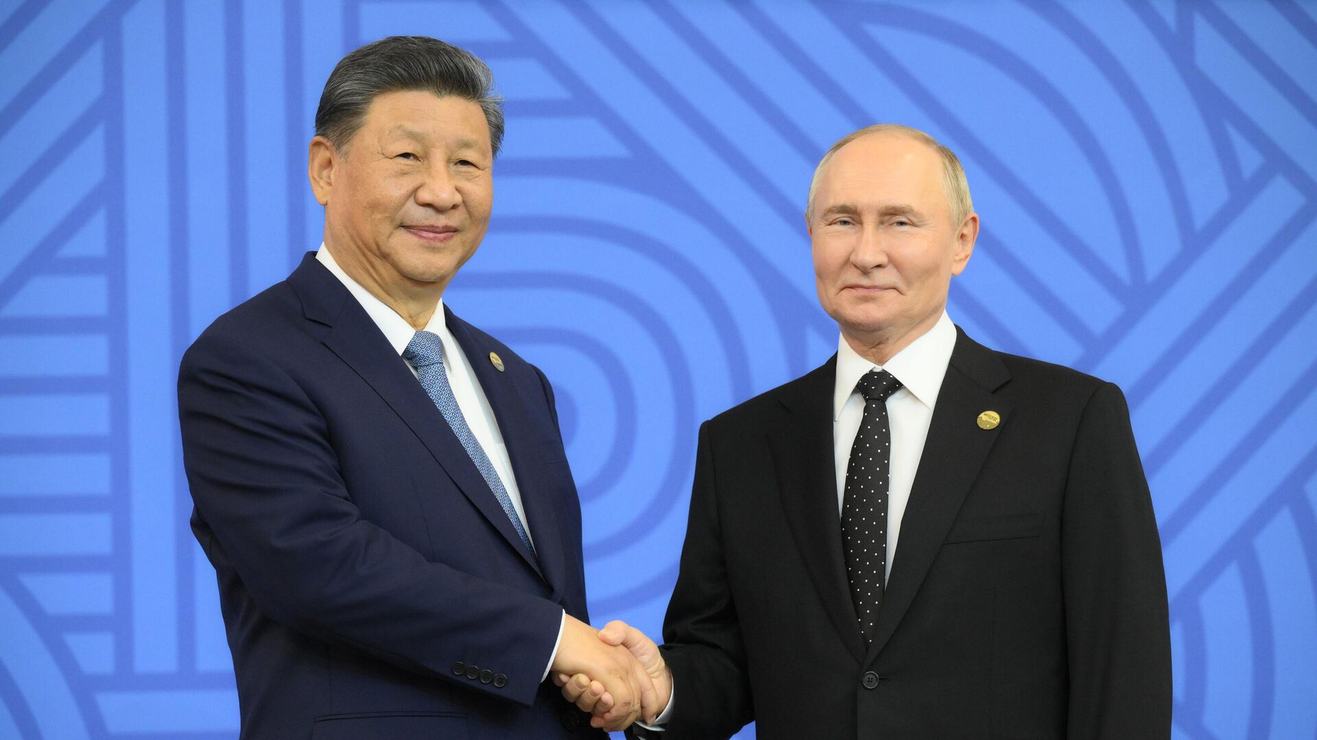 Russian President Vladimir Putin and Chinese President Xi Jinping (left) at the official meeting of the heads of delegations participating in the 16th BRICS summit. Russian President Vladimir Putin and Chinese President Xi Jinping (left) at the official meeting of the heads of delegations participating in the 16th BRICS summit. - Sputnik Africa, 1920, 27.12.2024