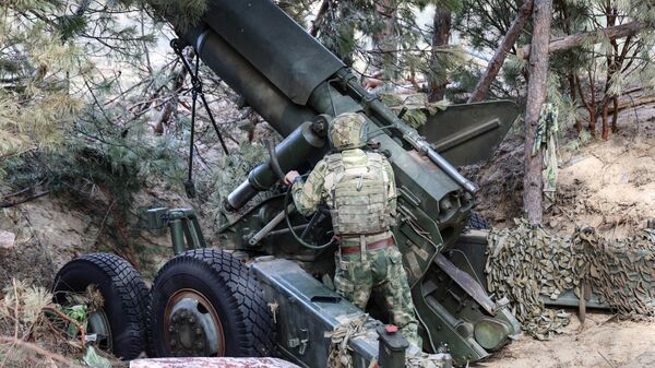 Soldat russe près d'un Giatsint-B  - Sputnik Afrique