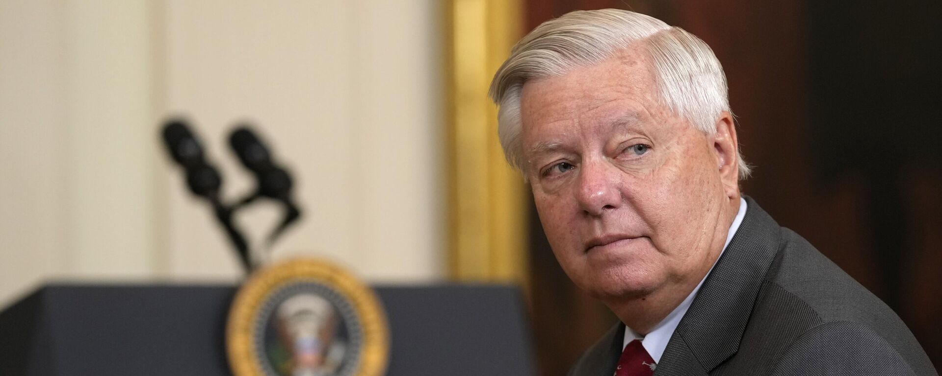 Sen. Lindsey Graham, R-S.C., waits for the arrival of President Joe Biden and the University of South Carolina Gamecocks Women's basketball team in the East Room of the White House in Washington, Tuesday, Sept. 10, 2024, for an event to welcome the and celebrate their 2023-2024 NCAA championship season. - Sputnik Africa, 1920, 24.11.2024
